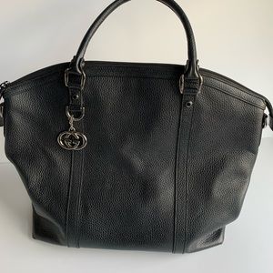 Black leather Gucci handbag with crossbody strap